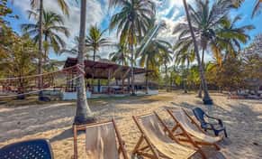 Hotel Huku Beach Hostel Palomino con day pass