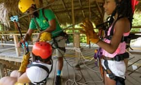 Hotel Ziplines and Monkeyland Combo con day pass