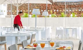 Hotel Akeah Broncemar con day pass