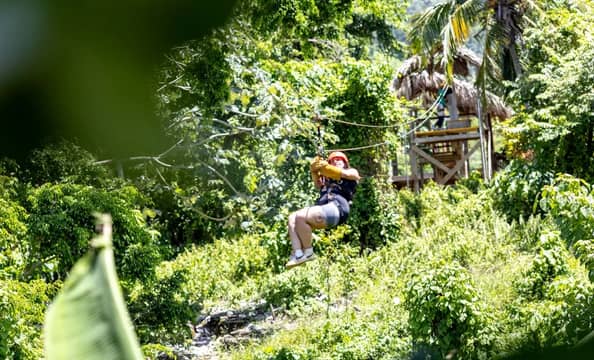 Hotel Ziplines Adventures con day pass