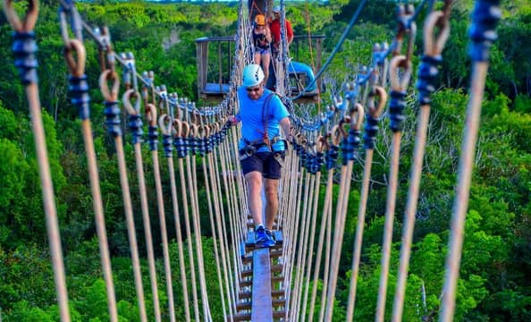Hotel Tour de Polaris y Zip Line  con day pass