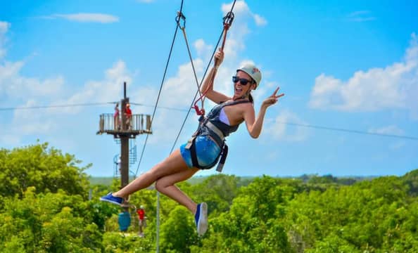 Hotel Tour de Buggy y Zip Line con day pass