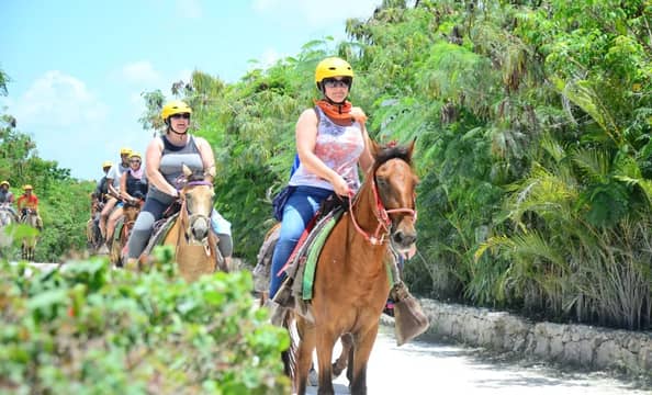 Hotel Tour de Polaris y Caballo con day pass