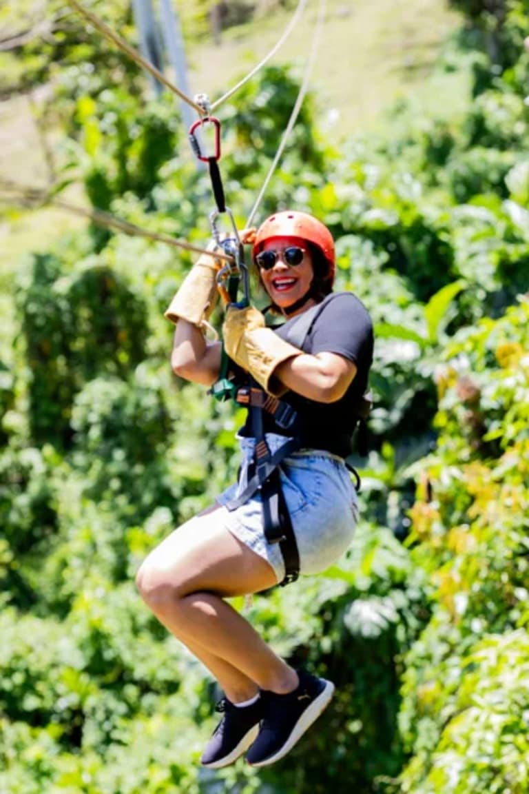 Hotel Buggies & Ziplines Combo con day pass