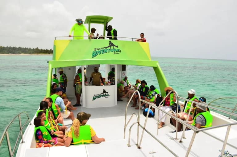 Hotel Tour Triple AAAdventure Polaris, Zip Line y Catamaran con day pass