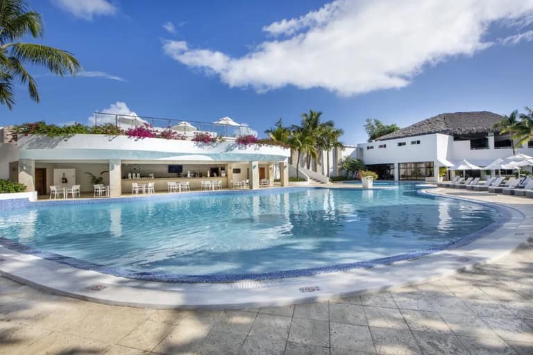 Hotel Viva Heavens by Wyndham con day pass