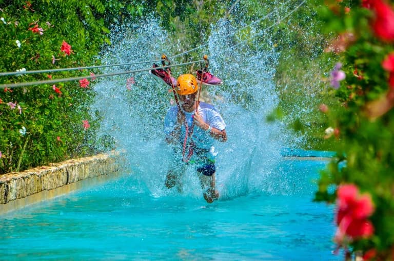 Hotel Tour Zip Line y Splash of Emotions con day pass