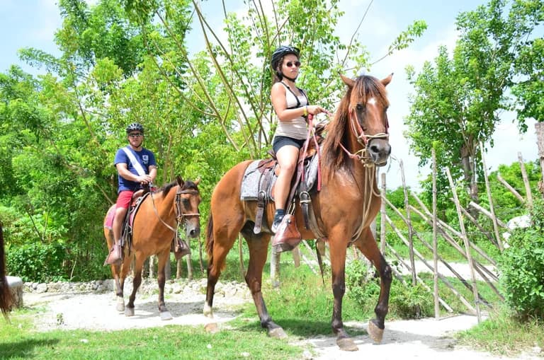 Hotel Tour Zip Line y Caballo con day pass