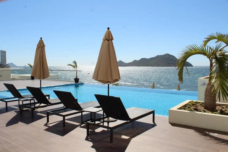 Hotel DoubleTree By Hilton Mazatlán con day pass