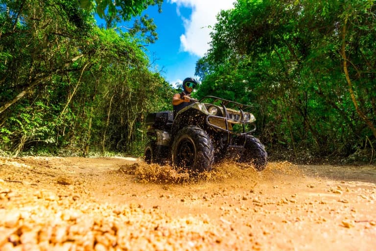 Hotel Extreme Adventuring Cancún con day pass
