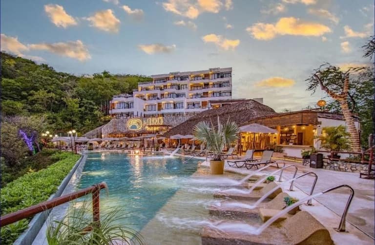 Hotel Nirú Beach Club by Binniguenda Huatulco con day pass