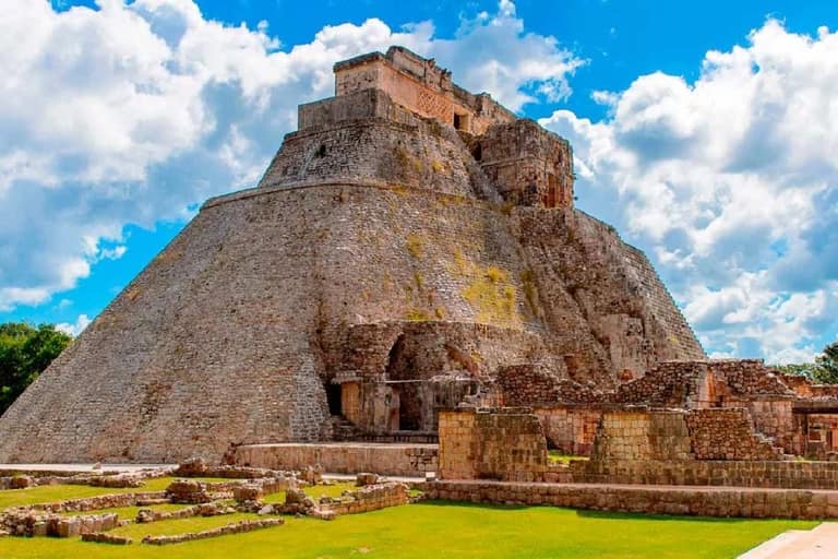 Hotel Tour Privado Uxmal Zona Arqueológica  con day pass