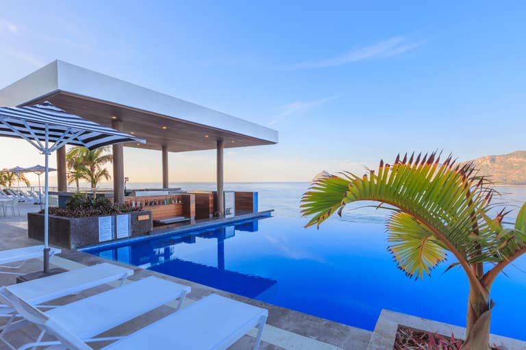Hotel Courtyard by Marriott Mazatlán Beach Resort con day pass