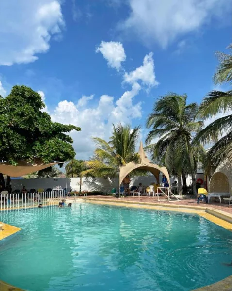 Hotel Hotel Tropical Inn con day pass