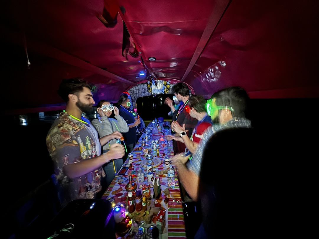 Hotel Neon Night Party Tour con day pass