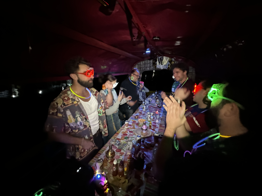 Hotel Neon Night Party Tour con day pass