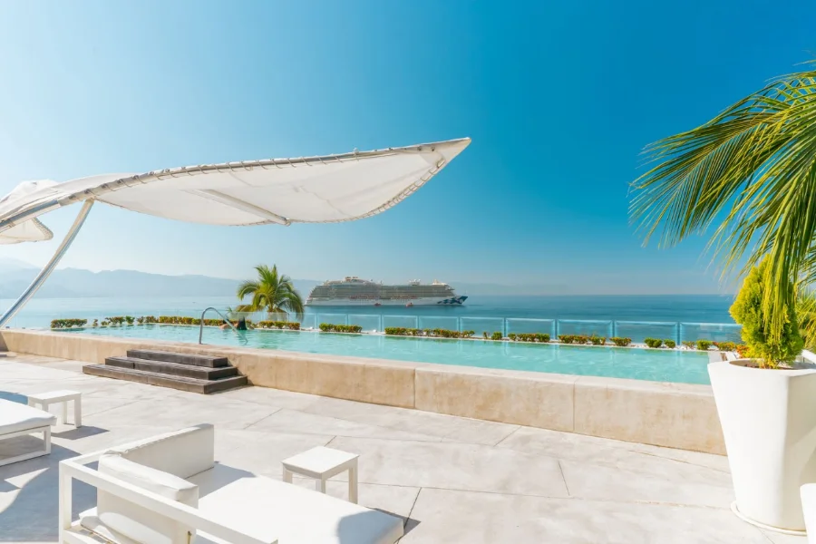 Hotel Krystal Grand Puerto Vallarta  con day pass