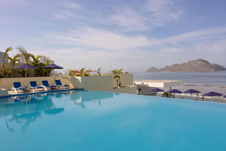 Hotel DoubleTree By Hilton Mazatlán con day pass