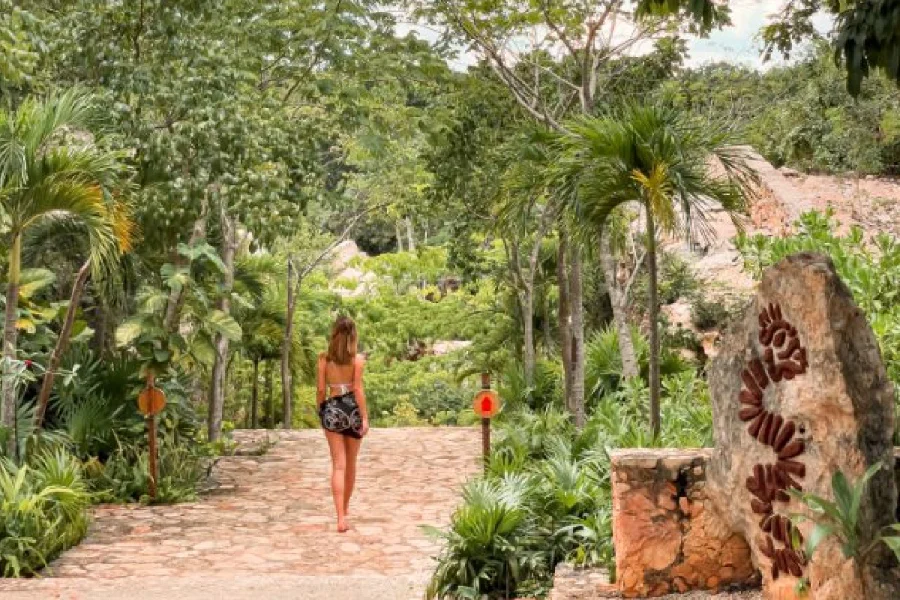 Hotel Tour Privado Chichén Itzá & Tsukán Santuario de Vida con day pass