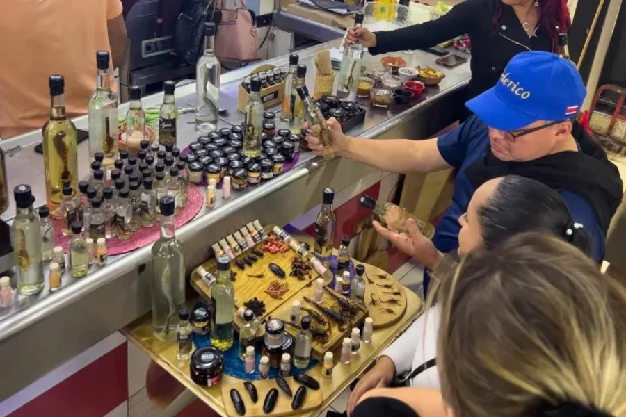 Hotel Tour de Mercados Locales y Comida Exótica con day pass