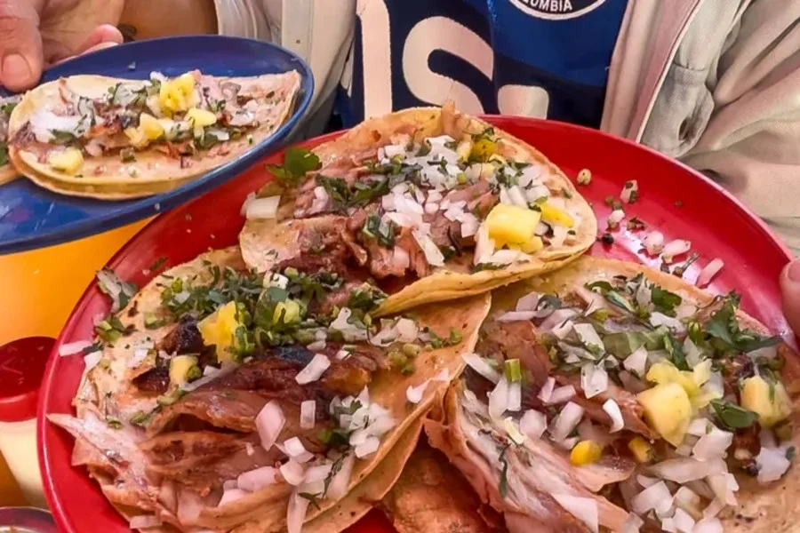 Hotel Tour de Mercados Locales y Comida Exótica con day pass