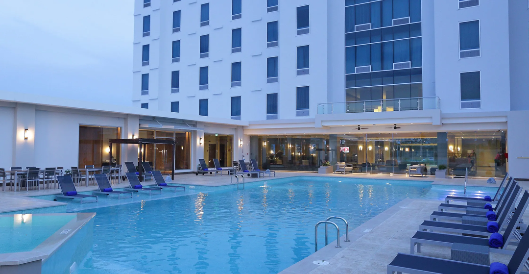 Hotel Crowne Plaza Panama Airport con day pass